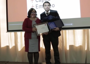 PUCV recibe premio + Empresa que entrega Sence por capacitar a funcionarios