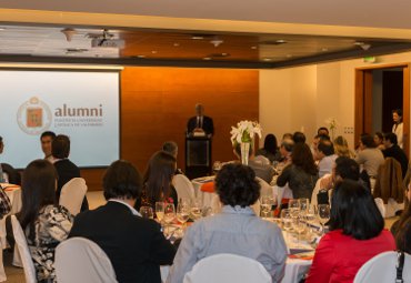 Egresados PUCV se reúnen en Cena Alumni Antofagasta - Foto 1