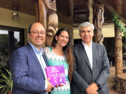 Ex alumna presenta libro sobre autonomía del pueblo Rapa Nui - Foto 3