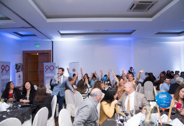 Ex alumnos celebran los 90 años de la PUCV en Cena Alumni