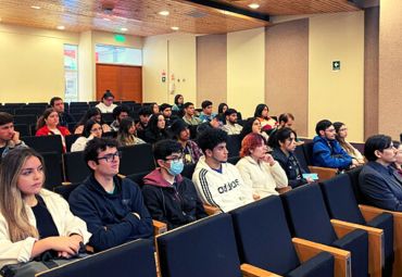 Estudiantes y titulados PUCV participan en charla sobre de inserción laboral en el mundo público - Foto 1