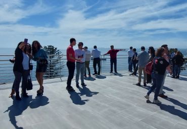 Alumni de distintas generaciones se reúnen en la nueva sede de la Escuela de Negocios PUCV - Foto 1