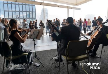 PUCV fortalece lazos con graduados y titulados de Santiago - Foto 2