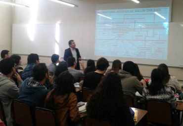 Curso de Contabilidad II recibe a Juan Carlos Díaz, ex alumno, para compartir su experiencia laboral y personal con respecto a la carrera