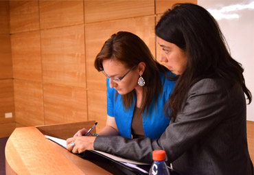 María José Cárdenas recibe grado de Magíster