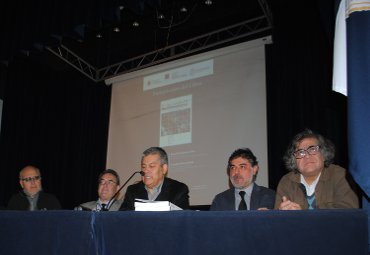 Profesor del Instituto participa en lanzamiento del libro “En las costas del Neoliberalismo”