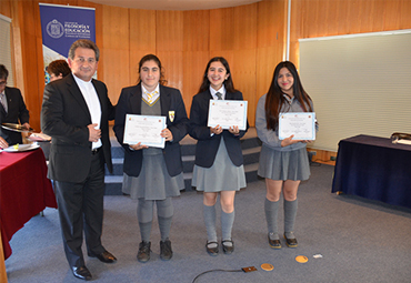 Estudiantes de enseñanza media son premiados en concurso de ensayos filosóficos