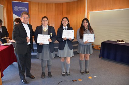 Estudiantes de enseñanza media son premiados en concurso de ensayos filosóficos