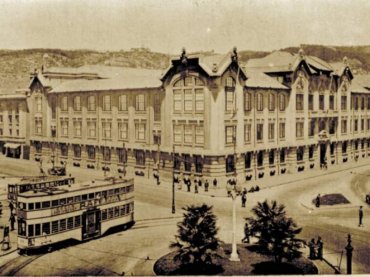 Primeras décadas: Edificio Casa Central