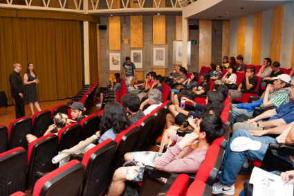 Director de cine español realizó coloquio y estrenó documental