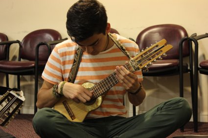 Nuevo coro y banda de la Facultad de Ingeniería PUCV realizó su primer ensayo abierto para estudiantes interesados en la música