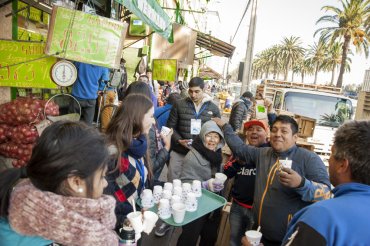 Estudiantes realizan actividad motivacional en Mercado Cardonal y Edificio Gimpert