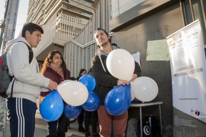 Estudiantes realizan actividad motivacional en Mercado Cardonal y Edificio Gimpert