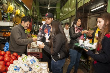 Estudiantes realizan actividad motivacional en Mercado Cardonal y Edificio Gimpert