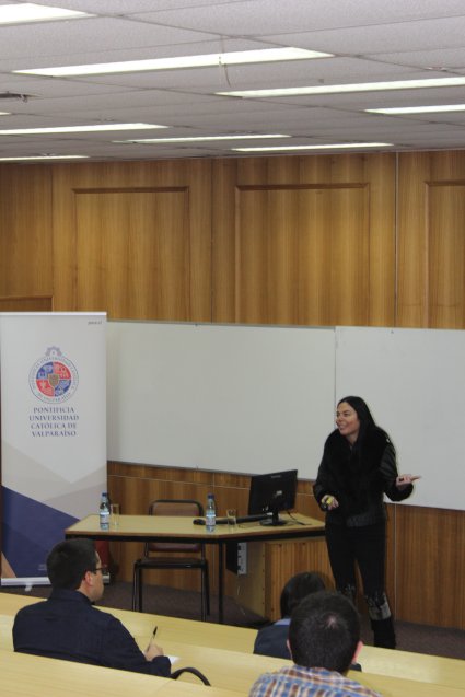 Gerente de la CRCP dicta charla a estudiantes de cuarto año de la carrera de Ingeniería Comercial PUCV