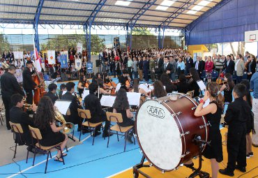 Fondo Margot Loyola donó libros a colegio que recuerda a la maestra en Linares