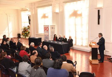 Académico Carlos de Carlos Stoltze es investido como Profesor Emérito de la PUCV