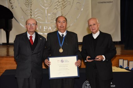 Dr. Ricardo Schrebler es distinguido con el Fides et Labor al mérito académico