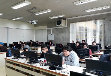 Estudiantes PACE asisten a charla sobre el uso del Aula Virtual