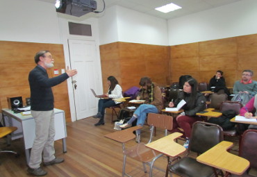 Facultad de Filosofía y Educación organizó clase magistral sobre las nuevas formas testimoniales de la poesía chilena