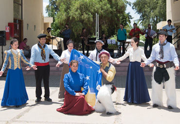 Conjunto Folklórico PUCV realiza tradicional Saludo al Pesebre en diferentes sedes de la Universidad