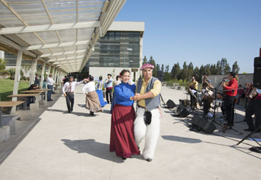 Conjunto Folklórico PUCV realiza tradicional Saludo al Pesebre en diferentes sedes de la Universidad