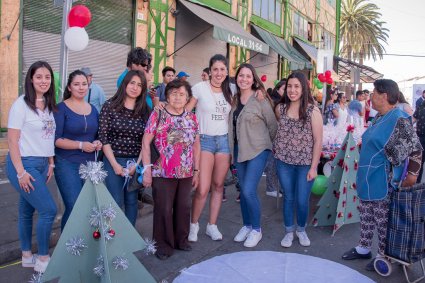 Estudiantes de la Escuela de Comercio PUCV organizaron Actividad Navideña con vecinos del Mercado Cardonal y Pasaje Talcahuano