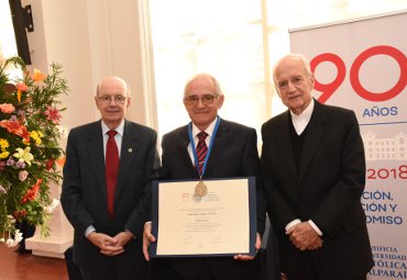 Académico Carlos de Carlos Stoltze es investido como Profesor Emérito de la PUCV