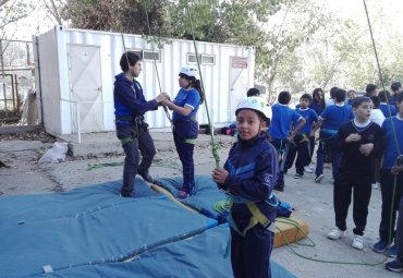 Estudiantes de colegio porteño visitan dependencias de la Escuela De Educación Física Pucv