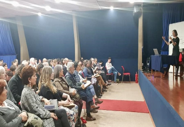 Académica del Instituto de Historia dictó conferencia sobre el pensamiento científico en la época de Da Vinci