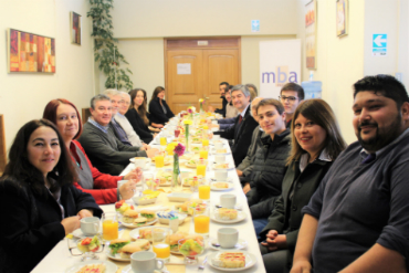 Ameno desayuno con Monseñor Pedro Ossandón B. se desarrolló en la comunidad de la Escuela de Negocios y Economía