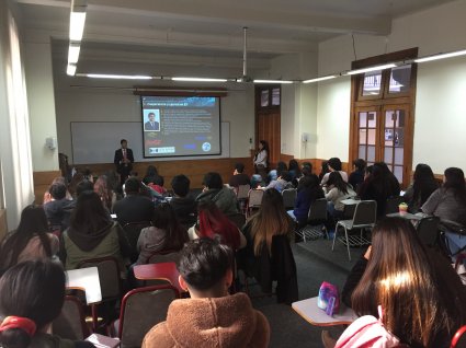 Charla sobre Motivación, Liderazgo y Trabajo en Equipo por representante de EY Chile