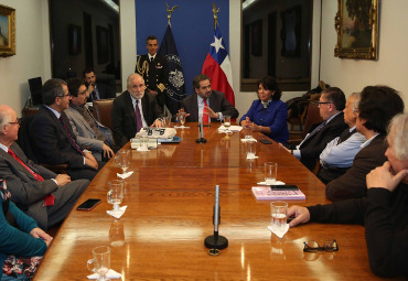 Autoridades del Instituto de Historia PUCV dialogan con presidente del Senado y miembros de la Comisión de Educación de la Cámara Alta sobre cambios curriculares de 3° y 4° medio