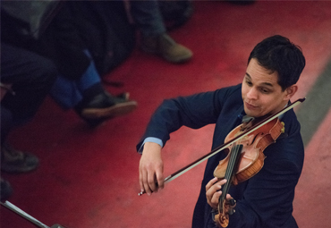 Violinista chileno-alemán Manuel Druminski y la Orquesta de Cámara PUCV brindaron concierto por el Día del Sagrado Corazón