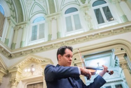 En Palacio Rioja Orquesta de Cámara PUCV realiza concierto junto al violinista Manuel Druminiski