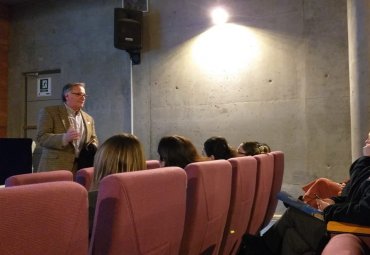 Profesor Jorge Gálvez realiza charla de Nutrición para la Salud con funcionarios de Campus Curauma .