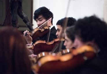 Estrenos clásicos y contemporáneos traerá el nuevo concierto que prepara la Orquesta de Cámara PUCV