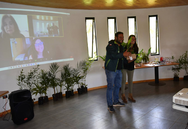 Escuela de Agronomía entregó plantas nativas medicinales propagadas in vitro a comunidad de Rapa Nui