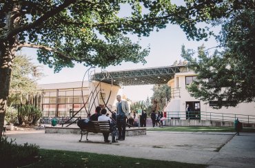 Estudiantes con clases híbridas o presenciales deberán presentar código QR