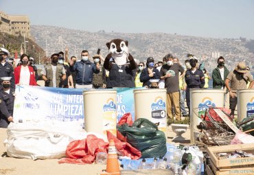 Limpieza de playa Caleta Portales recolecta más de 200 kilos de desechos