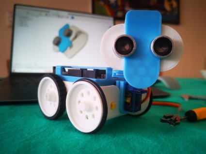 Valparaíso Makerspace e Informática PUCV crean robot educativo para familiarizar a los niños con la tecnología