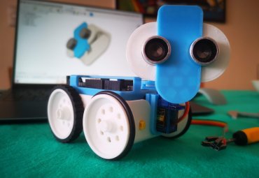 Valparaíso Makerspace e Informática PUCV crean robot educativo para familiarizar a los niños con la tecnología