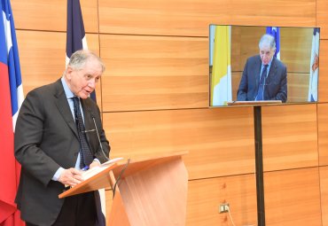 En Casa Central PUCV se realizó presentación internacional de libro del intelectual italiano Rocco Buttiglione