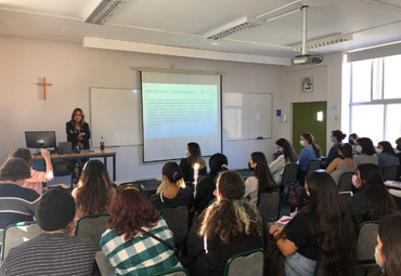 Profesora Andrea Montecinos lleva a cabo charla para estudiantes de derecho y psicología de la PUCV