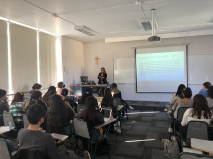 Profesora Andrea Montecinos lleva a cabo charla para estudiantes de derecho y psicología de la PUCV