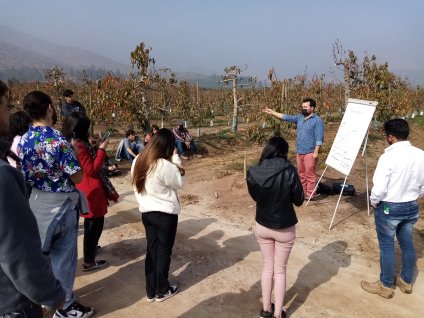 Investigadores INIA La Cruz, Rodrigo Candia y Carlos Zúñiga realizaron charla sobre riego a alumnos de 5to año