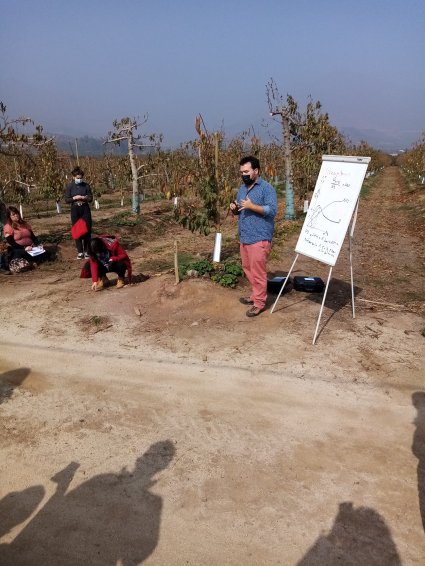 Investigadores INIA La Cruz, Rodrigo Candia y Carlos Zúñiga realizaron charla sobre riego a alumnos de 5to año