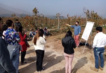 Investigadores INIA La Cruz, Rodrigo Candia y Carlos Zúñiga realizaron charla sobre riego a alumnos de 5to año