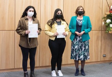 PUCV realiza ceremonias de entrega de certificados de inglés otorgados por la Universidad de Cambridge