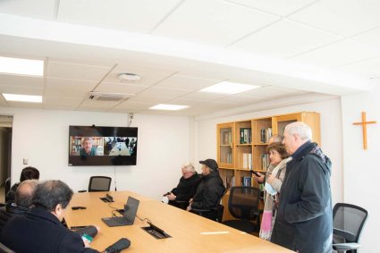 Grupo de Alumni ENE PUCV visita nueva sede Recreo